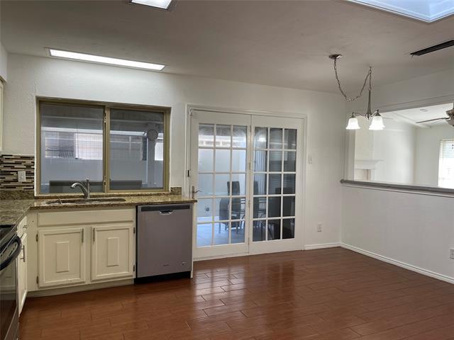 Building Photo - 2409 Stoneleigh Dr