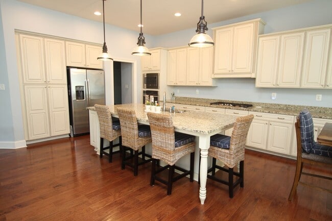 Building Photo - Beautiful Furnished Home Close to Bethany ...