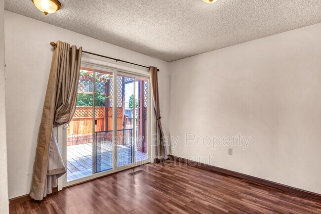 Building Photo - 1446 Skyview Dr