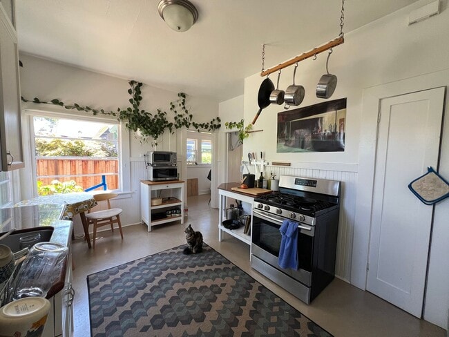 Building Photo - Charming 1910 Craftsman Home – 3BR/2BA + B...