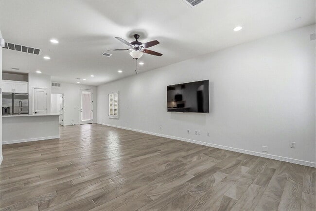 Building Photo - 3 bedroom 2 bath with washer and dryer in 79928