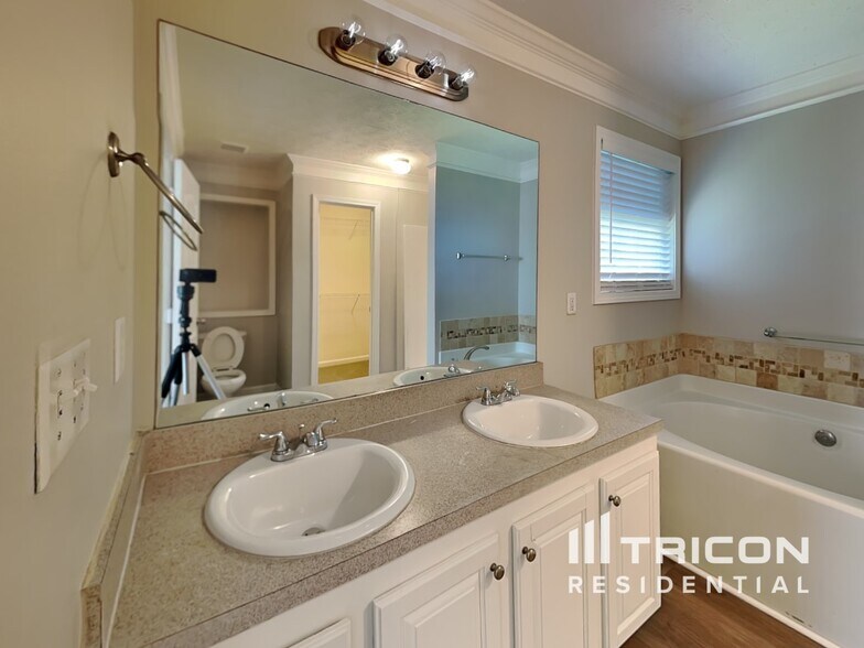 Building Photo - 360 Valley View Dr