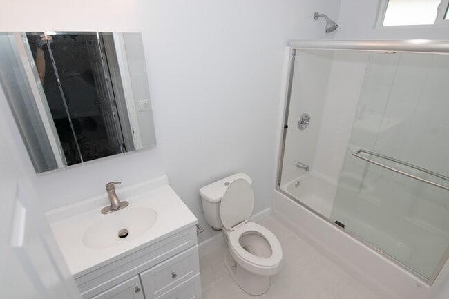 Building Photo - 1231 E 53rd St