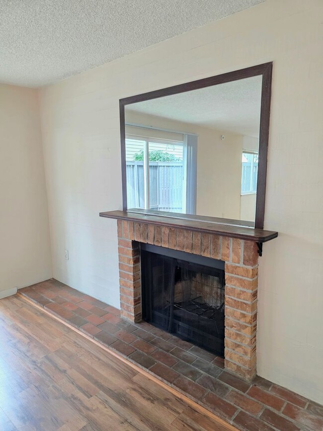 Building Photo - Renton Sunset Heights Condominiums - 2 bedroom 1 bathroom lower floor unit - Water, Sewer & Garba...