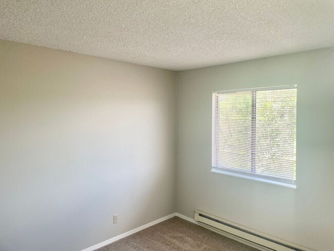 Building Photo - 2 Bedroom Townhome - walking distance to p...