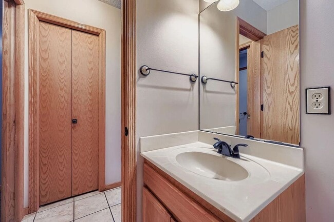 Building Photo - Rare 3bed 3bath Townhome in Rosemount