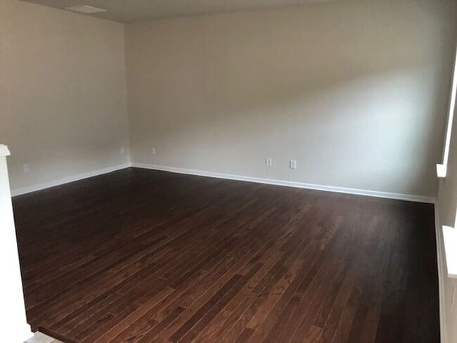 Building Photo - Beautiful 3BR 2.5BA TownHouse w/ In-Unit Laundry • Garage Parking • Stainless Kitchen in Charlotte