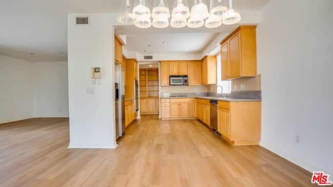 Building Photo - 4100 Wilshire Blvd