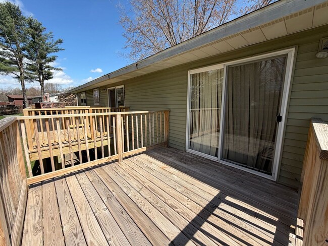 Building Photo - 2 Bed 1 Bath Side By Side Duplex in Port Edwards