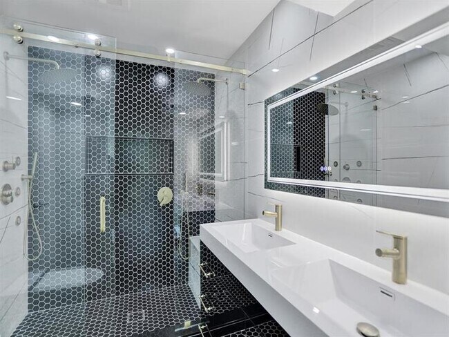 Building Photo - 4530 SW 34th Dr