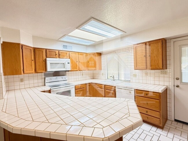 Building Photo - 15076 N Escondido Dr