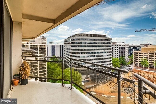 Building Photo - 1530 Key Blvd