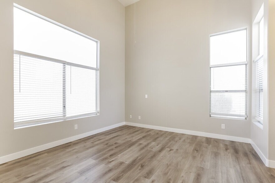 Building Photo - 2446 Cliffwood Dr