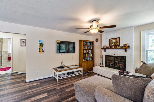Building Photo - 6040 Airway Ln