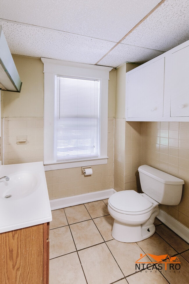 Building Photo - 2064 Indianola Ave