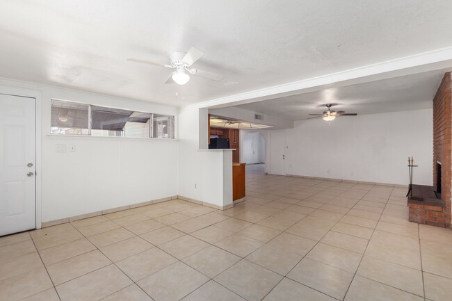 Building Photo - 4 BEDROOM, 2 BATH TEMPE HOME WITH SPACIOUS...