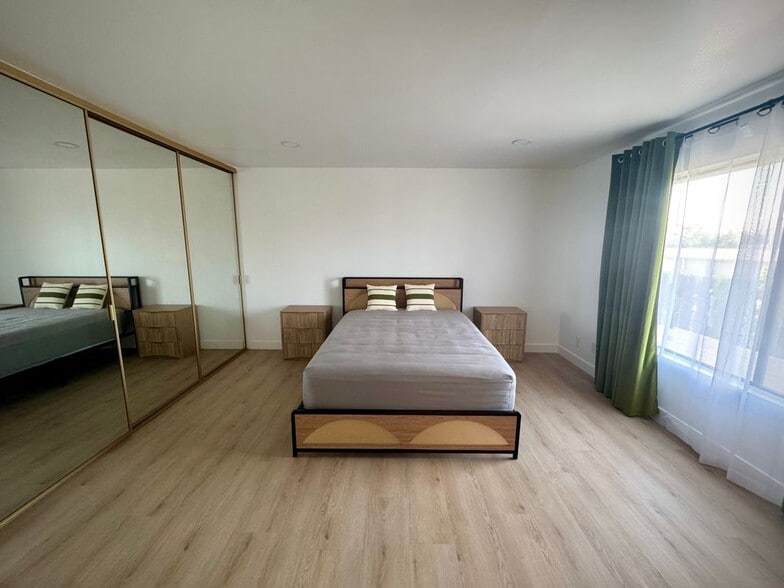 Building Photo - 400 S Flower St