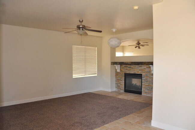 Building Photo - Beautiful gated Mesa Home!