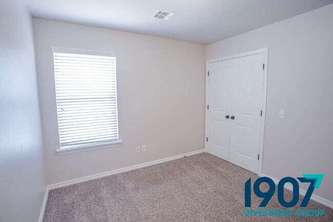 Building Photo - Spacious and modern home in the highly sou...