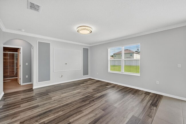 Building Photo - Stunning 5 bed/ 2 bath