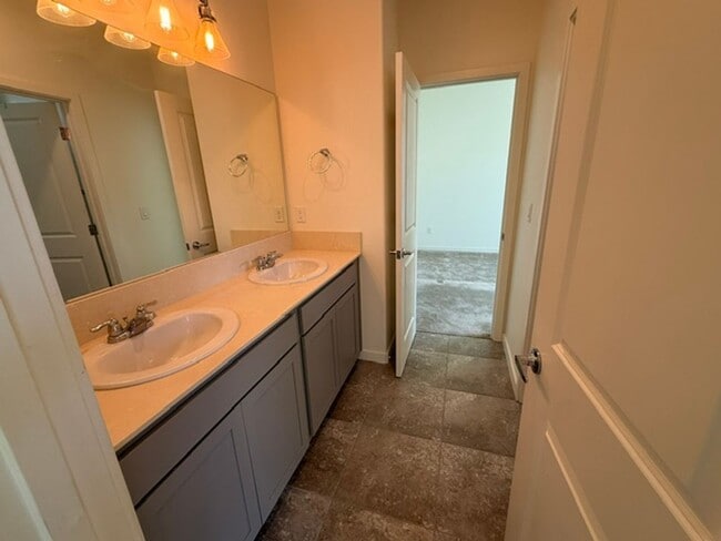 Building Photo - Charming Sun Valley Home with Generous Yard