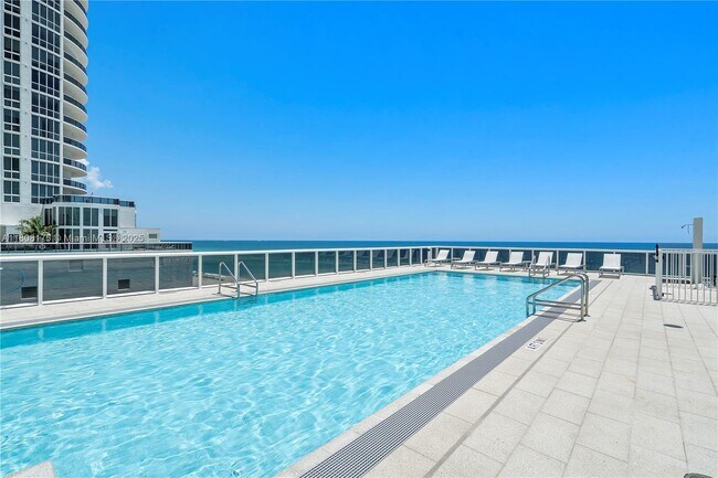 Building Photo - 15811 Collins Ave