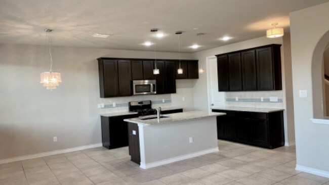 Building Photo - 3935 Woodbridge Way