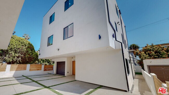 Building Photo - 4460 W Maplewood Ave