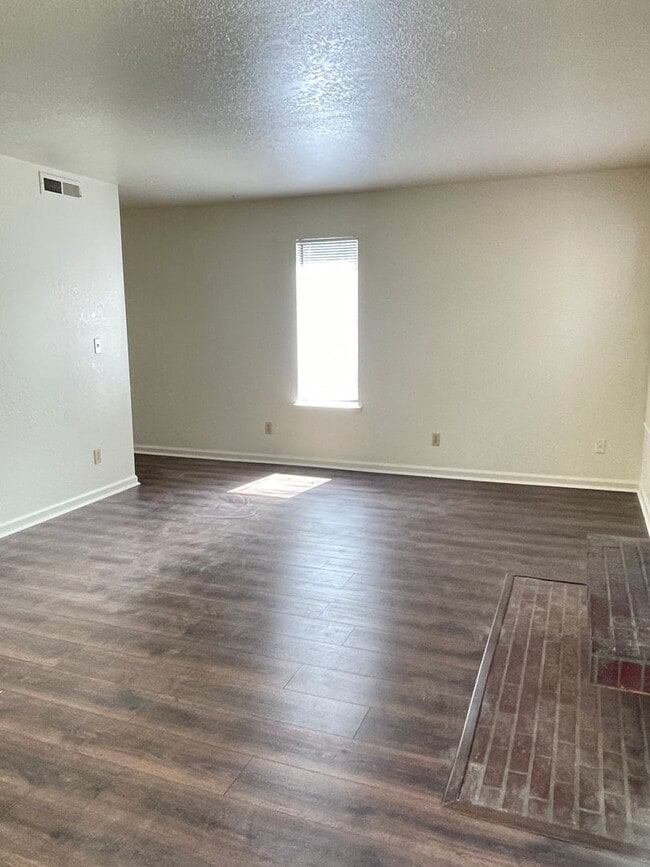 Building Photo - 814 Almond St