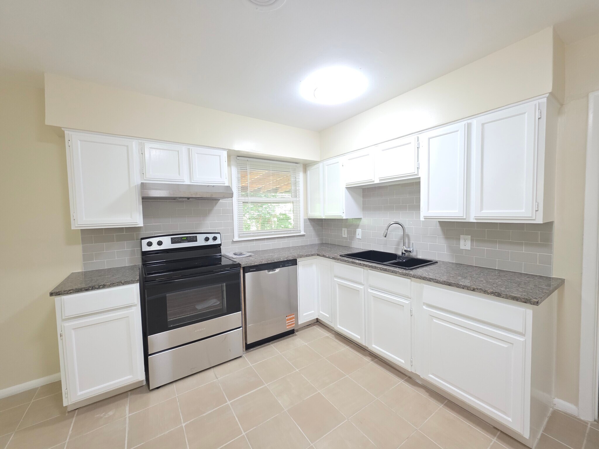 Building Photo - 4014 Sun Valley Dr