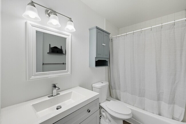 Building Photo - 1443 SW 27th Ave