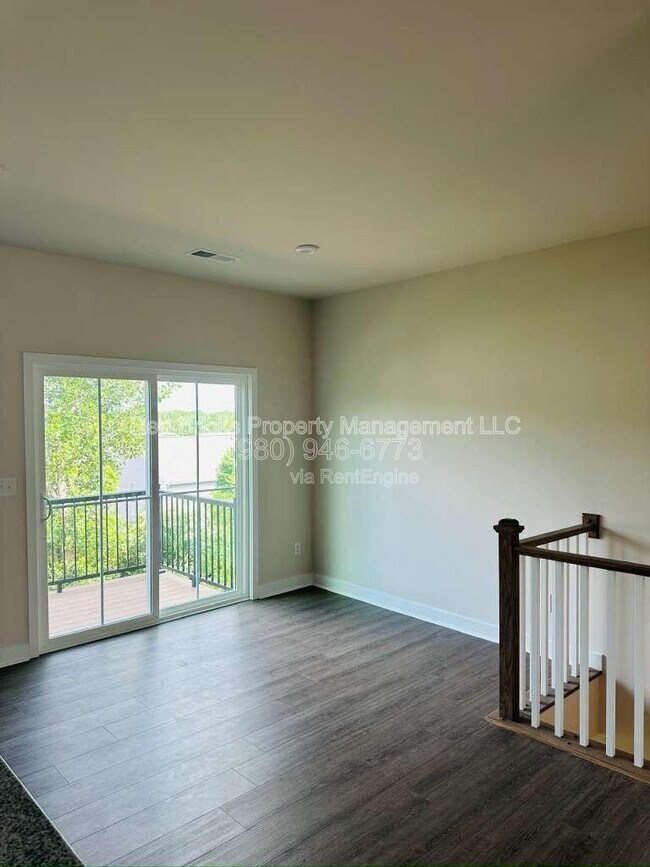 Building Photo - 9902 Oaklawn Blvd NW