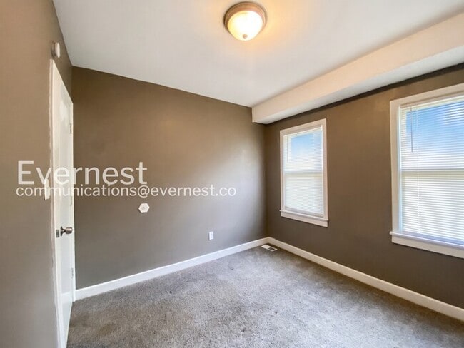 Building Photo - Cozy 2beds - 1bath Home with Off-Street Parking  / Available Now!