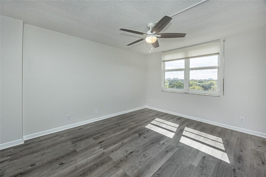 Building Photo - 250 Jacaranda Dr