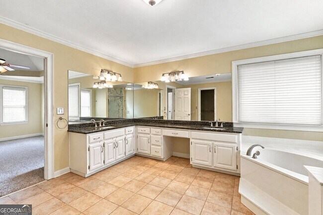 Building Photo - 3535 Claridge Dr NE