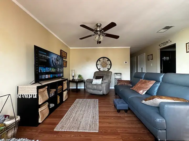 Building Photo - 8702 Village Dr