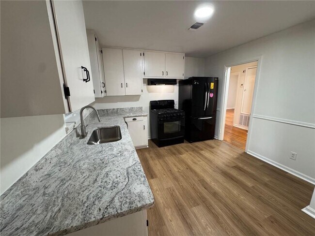 Building Photo - 713 Iris Ave