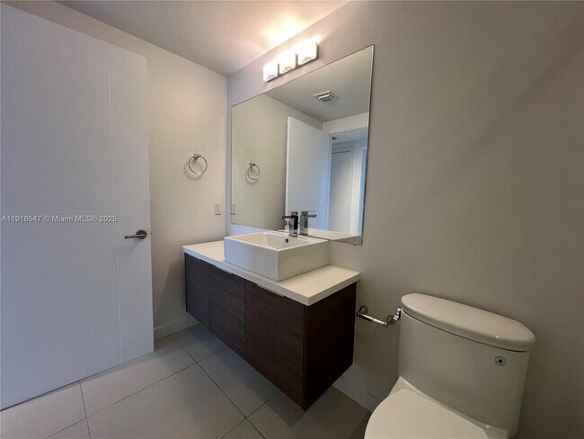 Building Photo - 1010 SW 2nd Ave