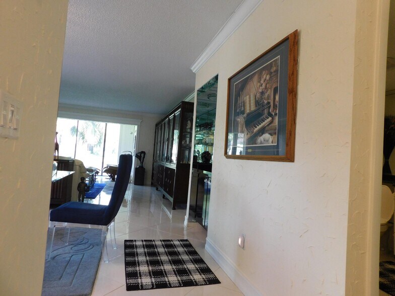 Building Photo - 9285 Vista del Lago
