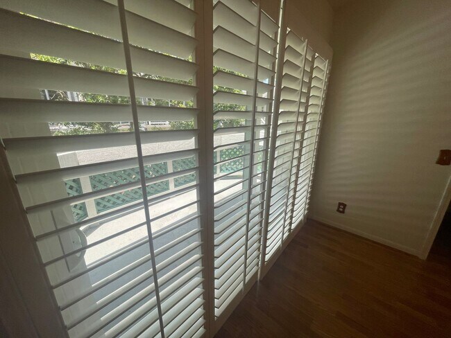 Building Photo - Bright and Spacious End-Unit Townhome in t...