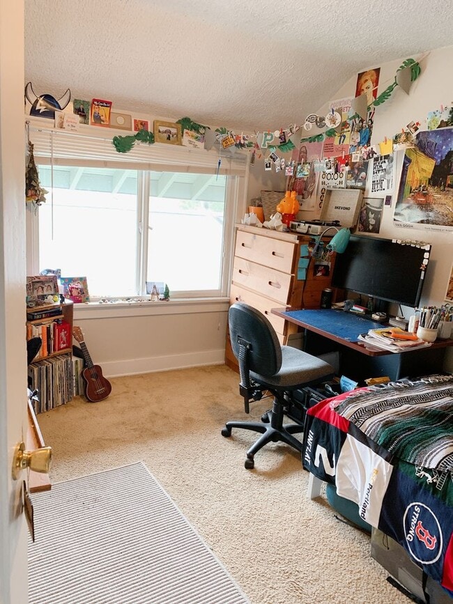 Building Photo - PRELEASING:  A 7+ bedroom/ 2 bath home in York Neighborhood!