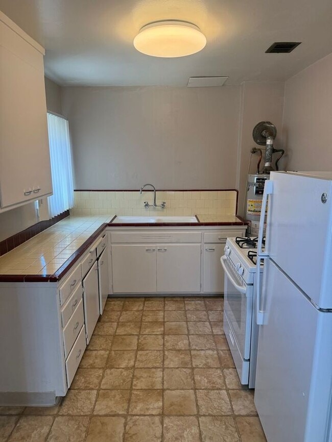 Building Photo - Great 2 Bedrooms 1 Bath