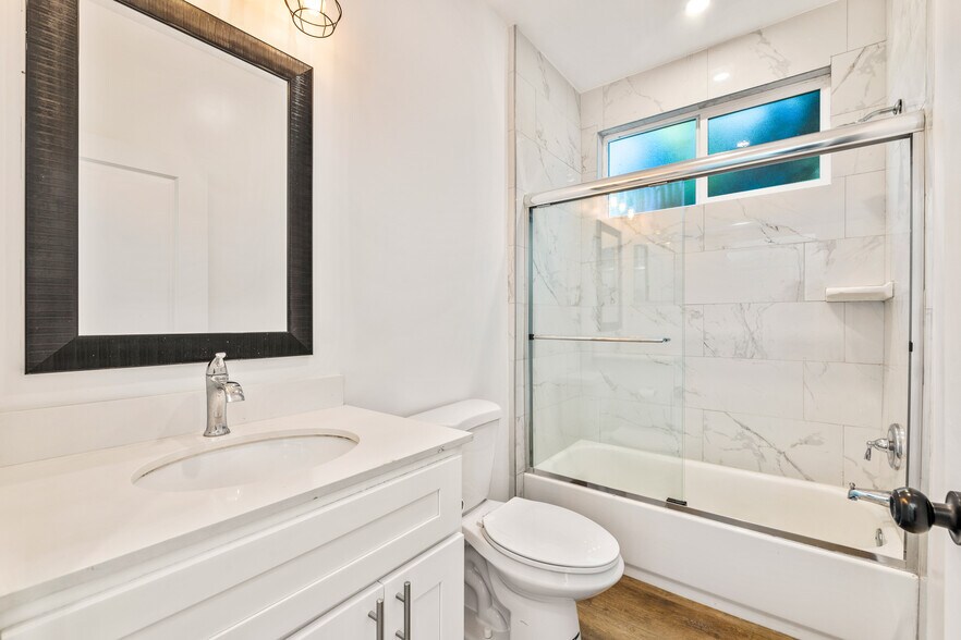 Building Photo - 5702 Vanalden Ave