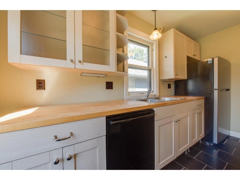 Building Photo - 1674 St Clair Ave