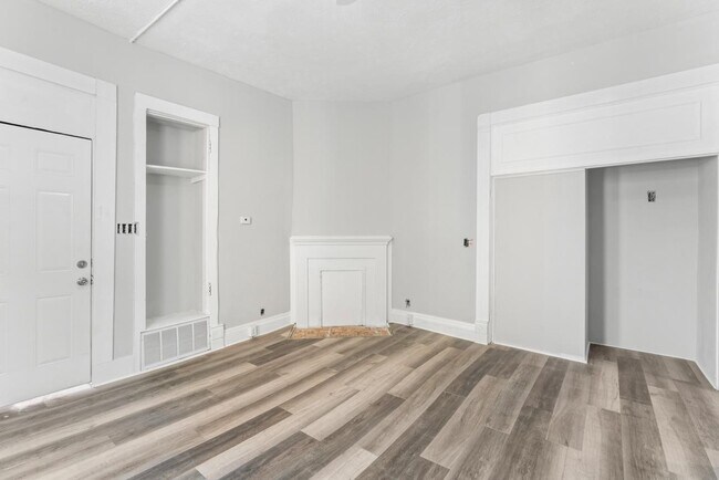 Building Photo - 111 S Vine St