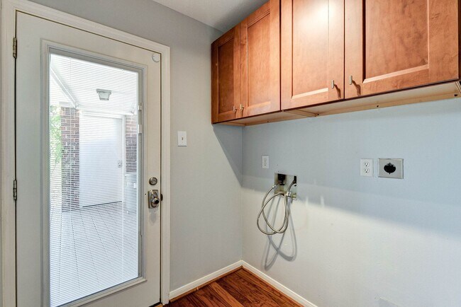 Building Photo - Stunning 4-Bedroom, 2.5-Bathroom Home with...