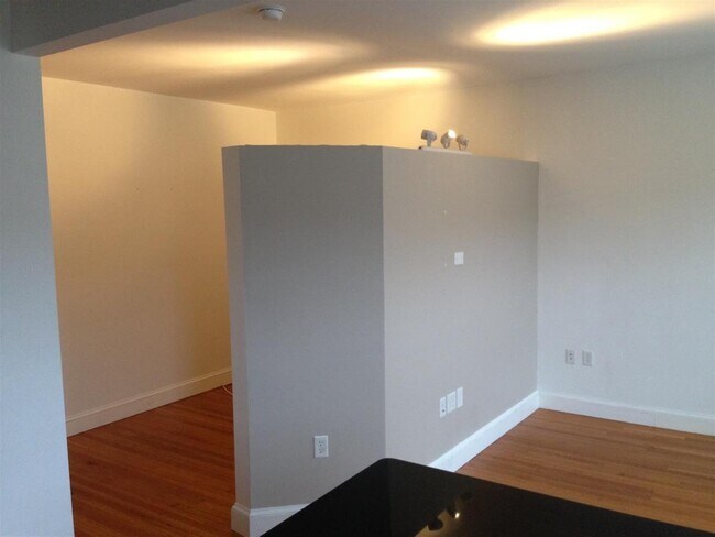 Building Photo - 16 Centre St