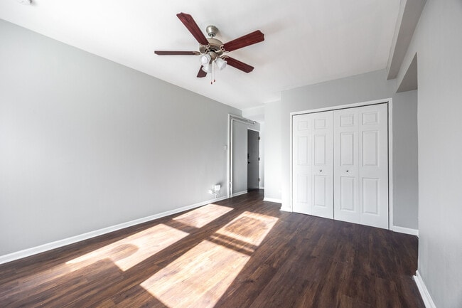 Building Photo - 1140 N La Salle Dr