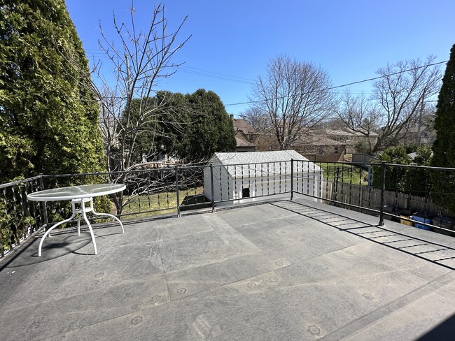 Building Photo - 4940 N Wildwood Ave