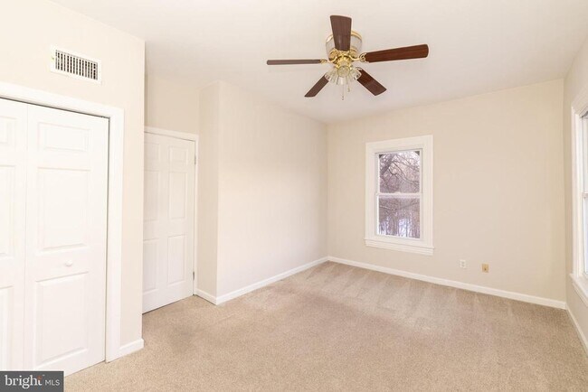 Building Photo - 724 E Locust Ave